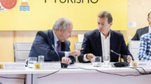 Jordi Hereu y Guillaume Faury durante la reunión en el ministerio de Industria que puede haber puesto fin a la huelga en Airbus España.