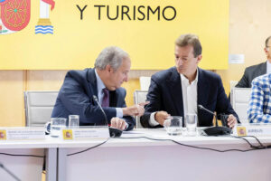 Jordi Hereu y Guillaume Faury durante la reunión en el ministerio de Industria que puede haber puesto fin a la huelga en Airbus España.