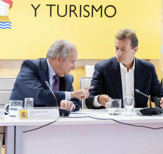 Jordi Hereu y Guillaume Faury durante la reunión en el ministerio de Industria que puede haber puesto fin a la huelga en Airbus España.