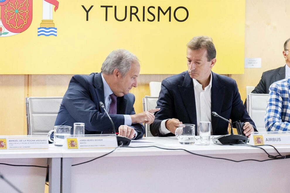 Jordi Hereu y Guillaume Faury durante la reunión en el ministerio de Industria que puede haber puesto fin a la huelga en Airbus España.