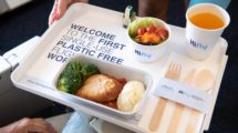 Bandeja de comida de clase turista en Hi Fly sin plásticos de un solo uso.