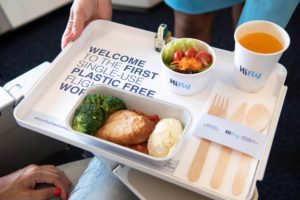 Bandeja de comida de clase turista en Hi Fly sin plásticos de un solo uso.