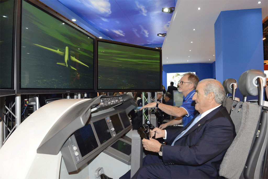 Hidalgo en el simulador del B-787 presente en el stand de Air Europa en Fitur 2016