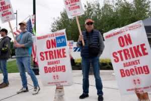 El presidente de Boeing anuncia 17.000 despidos por la huelga.