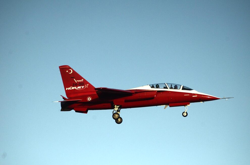 El prototipo y único TAI Hurjet aterizando en Torrejón.