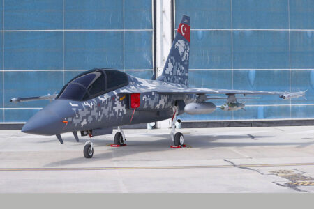 Maqueta del Hurjet con diverso armamento de ataque al suelo.