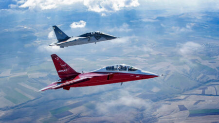 Los dos primeros prototipos del Hurjet en vuelo. Se aprecian las diferencias aerodinámicas entre ambos.