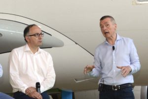 Luis Gallego (izquerda) y Willie Walsh durante la resentación del primer avión de level en 2017.