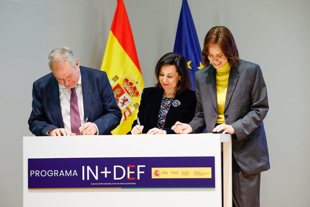 Frima a cargo de los ministros Hereu, Robles y Morant del programa IN+DEF.