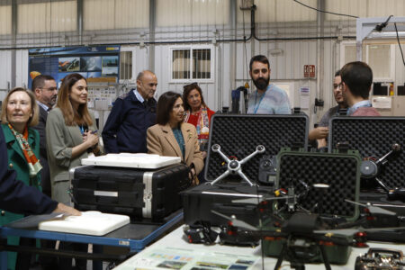 Exposición de drones usados por el INTA durante la visita de la ministra de Defensa.