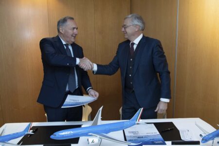 Alfredo Altavilla, presidente ejecutivo de ITA Airways y Christian Scherer, director comercial de Airbus  tras la firma del contrato.