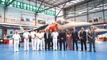 Mandos de la Armada, directivos de ITP Aero y autoridades locales en la inauguración del taller de motores Pegasus.