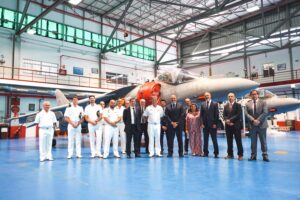 Mandos de la Armada, directivos de ITP Aero y autoridades locales en la inauguración del taller de motores Pegasus.