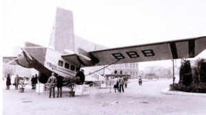 Iberia, por su 50 aniversario, construyó una replica de su primer avión y lo expuso en la plaza de Colón de Madrid.