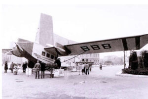 Iberia, por su 50 aniversario, construyó una replica de su primer avión y lo expuso en la plaza de Colón de Madrid.