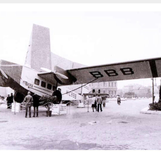 Iberia, por su 50 aniversario, construyó una replica de su primer avión y lo expuso en la plaza de Colón de Madrid.