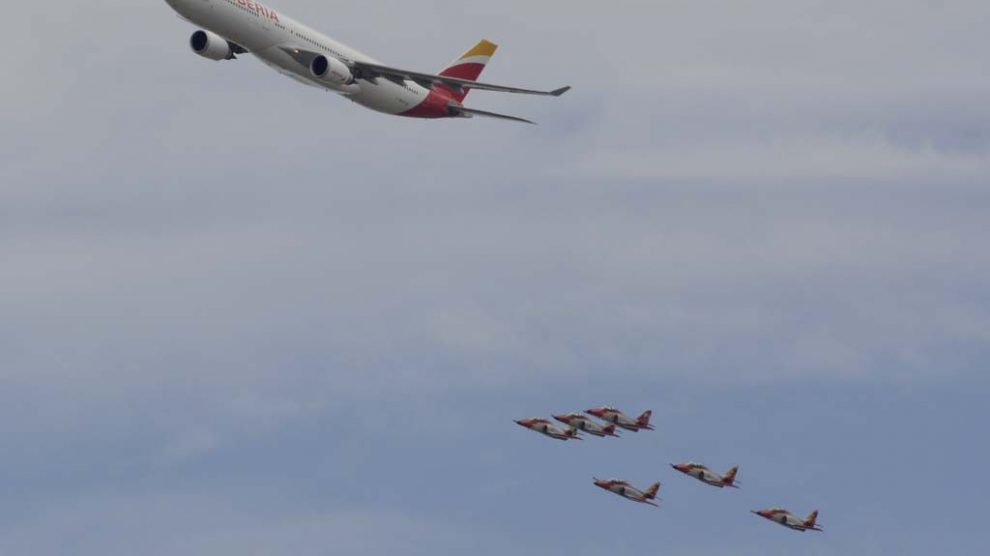 La Patrulla Águila ya ha volado en formación con un Boeing 727, un A340 y otro A330 de Iberia en el pasado.