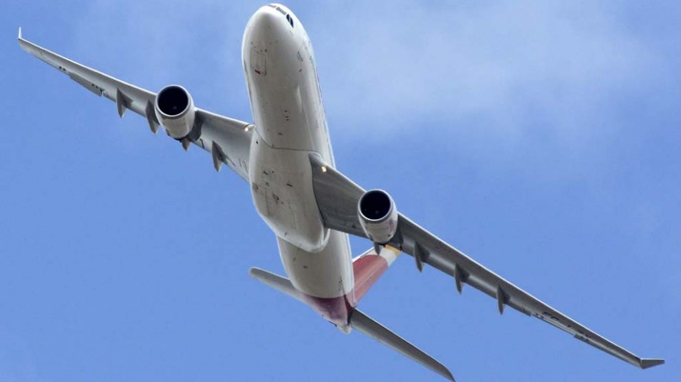 El Airbus A330 de Iberia sobrevoló la fiesta del 90 aniversario camino de su encuentro con Águila para el vuelo en formación.