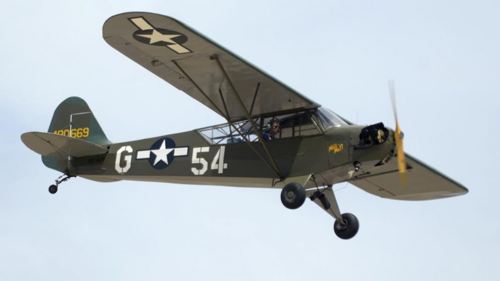 Este Piper J-3 fue restaurado hace unos pocos años con una mayor superficie acristalada y los colores de su época en la Fuerza Aérea del Ejército de los Estados Unidos (USAAF).