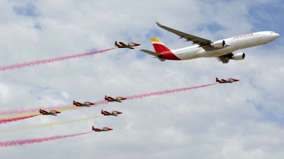 El plato fuerte para los invitados a la fiesta de los 90 años de Iberia fueron las pasadas en formación de la Patrulla Águila con el Airbus A330 de Iberia.