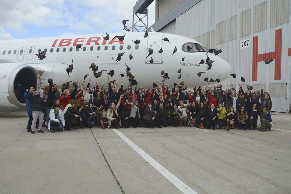Más de 100 empleadas de Iberia celebrando el bautismo del nuevo A320neo, Amelia Earhart.