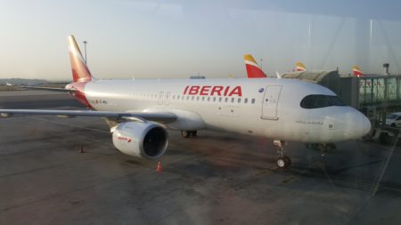 El primero de los dos Airbus A320neo que ha recibido Iberia listo para partir hacia París.