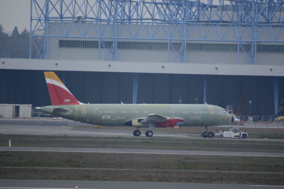 El primer Airbus A320neo de Iberia remolcado en la factoría de Airbus en Toulouse poco después de haber abandonado la cadena de montaje.