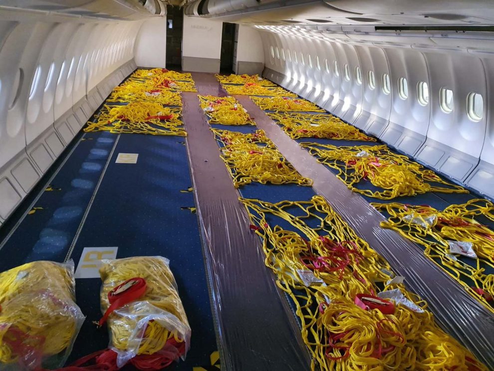 Interior de un A330 de Iberia listo para recibir carga en la cubierta de pasaje.