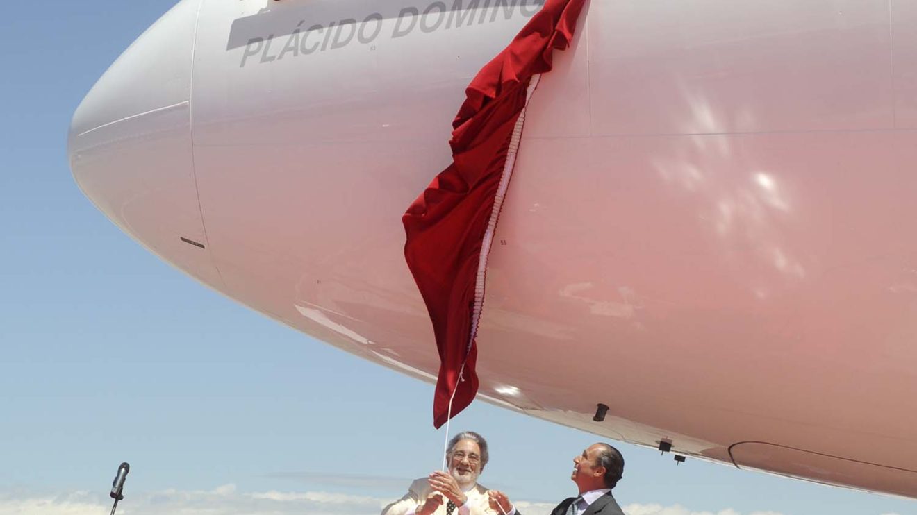 Bautismo del A340-300 EC-LKS con el nombre de Plácido Domingo.en 2011.