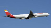 El EC-JLE, el último A340 operativo de Iberia despegando de Barajas con la actual librea de la aerolínea.