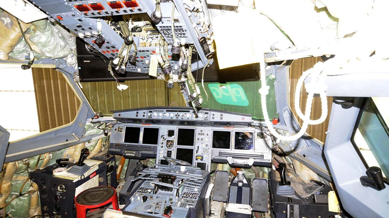 El cockpit del EC-IOB medio desmontado durante las tareas de mantenimiento.