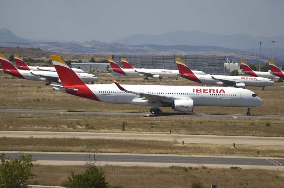 Un A350 de Iberia rueda para despegar junto a numerosos A330 aparcados por la crisis del COVID-19.