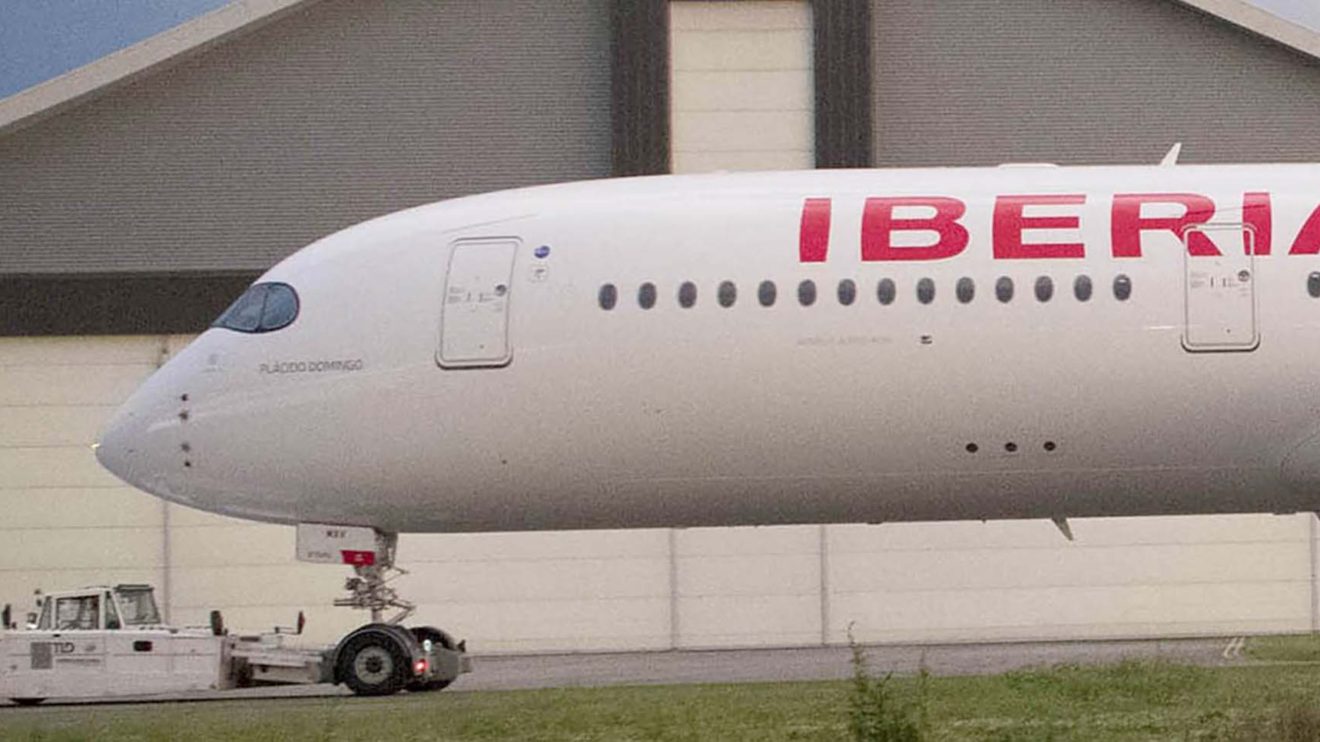 El primero de los Airbus A350 de Iberia ya pintado en Toulouse y luciendo el nombre de Plácido Domingo