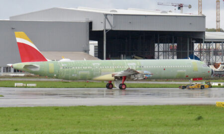 El primer A321XLR de Iberia tras salir de la cadena de montaje, todavía a falta de diversos componentes, incluidos los winglets, carenas y motores.