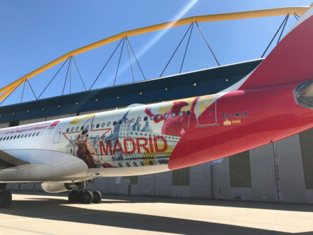 Detalle de la publicidad de Madrid en el fuselaje trasero del Airbus A330 EC-MJA de Iberia.