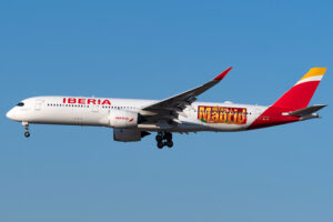 El Airbus A350 EC-NIG de Iberia llegando a Madrid de México ya con la publicidad de Madrid. (Foto Diego Ruiz de Vargas)