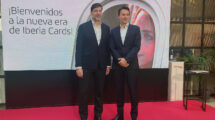 Francisco Javier Cobo, director general de Iberia Cards, y Eduardo Prieto, director general de Visa en España en la presentación de las nuevas tarjetas de crédito.