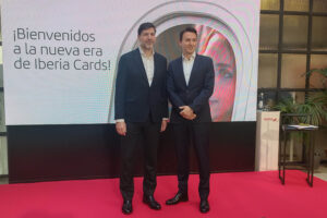 Francisco Javier Cobo, director general de Iberia Cards, y Eduardo Prieto, director general de Visa en España en la presentación de las nuevas tarjetas de crédito.