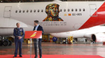 Sansavini y el general Nieto durante el acto de presentación del avión de Iberia dedicado al centenario de los grandes vuelos de la aviación española.