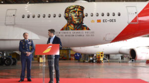 Sansavini y el general Nieto durante el acto de presentación del avión de Iberia dedicado al centenario de los grandes vuelos de la aviación española.