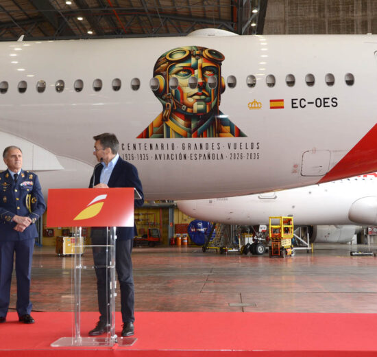 Sansavini y el general Nieto durante el acto de presentación del avión de Iberia dedicado al centenario de los grandes vuelos de la aviación española.