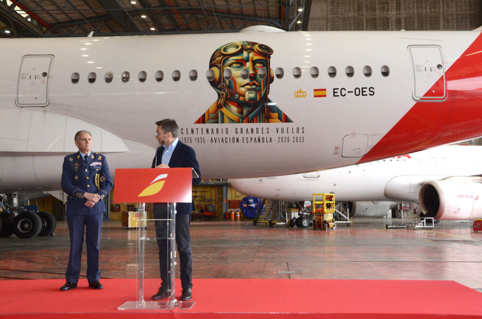 Sansavini y el general Nieto durante el acto de presentación del avión de Iberia dedicado al centenario de los grandes vuelos de la aviación española.