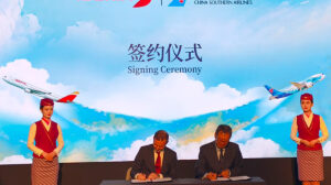Firma del acuerdo entre Iberia y China Southern.