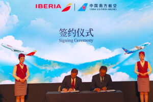 Firma del acuerdo entre Iberia y China Southern.