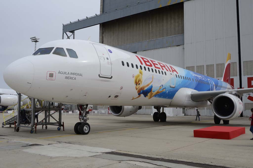 El Airbus A321 EC-JZM con su decoración Disney.