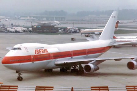 El Boeing 747 EC-DXE de Iberia en el aeropuerto de Londres Gatwick.