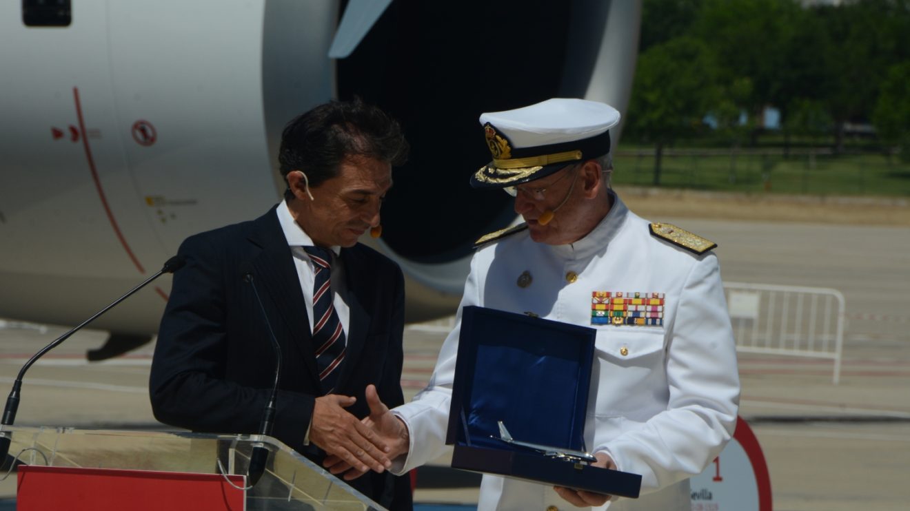 Rafael Hoyos, director de producción de Iberia hizo de anfitrión e entregó un modelo del A350 en plata al AJEMA.