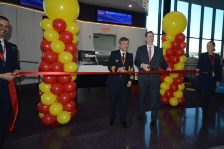 Corte de la cinta inaugural en el aeropuerto de Boston Logan.