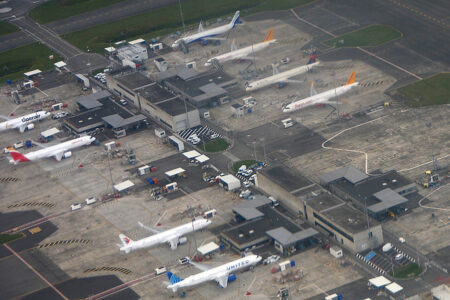 El cuarto A321XLR de Iberia en la zona de ensayos en vuelo junto a otros A321, algunos a la espera de sus motores.
