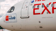 Detalle del sello Madrid Excelente en el morro del Airbus A321neo EC-NUD de Iberia Express.